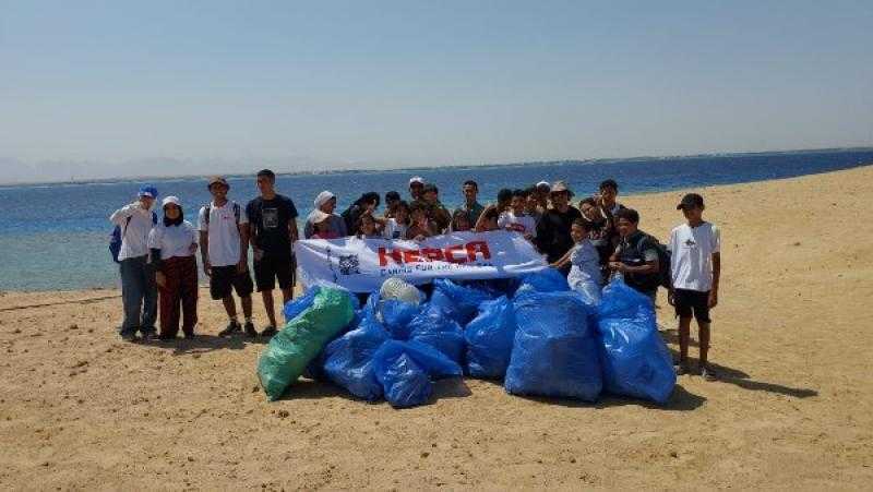 إزالة مخلفات بلاستيكية وخشبية خلال حملة لتنظيف جزيرة مجاويش في الغردقة
