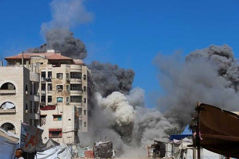 جيش الاحتلال يدمر برج مهنا السكني في حي تل الهوى بمدينة غزة