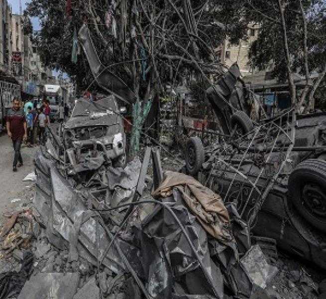 الاحتلال يقصف مدرسة الروم الأرثوذكس ومحيطها غرب مدينة غزة