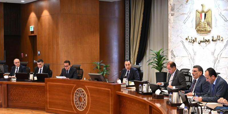 رئيس الوزراء يتابع موقف توافر الاعتمادات المالية اللازمة لهيئة الشراء الموحد لتغطية عمليات شراء الأدوية والمستلزمات الطبية