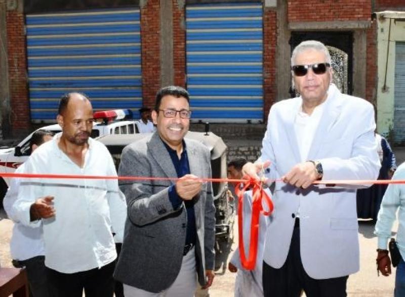 محافظ أسوان يفتتح معرض المواد الغذائية بدراو بتخفيضات 30%