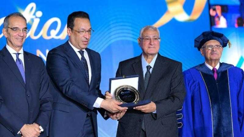 عدلي منصور ووزير الاتصالات يكرمان خريجي أول دفعة بجامعة مصر للمعلوماتية .. صور