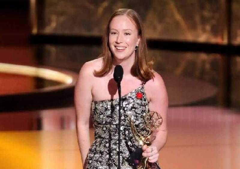 هانا إينبندر تحصد جائزة أفضل ممثلة مساعدة كوميديا وتهتف «فلسطين حرة»