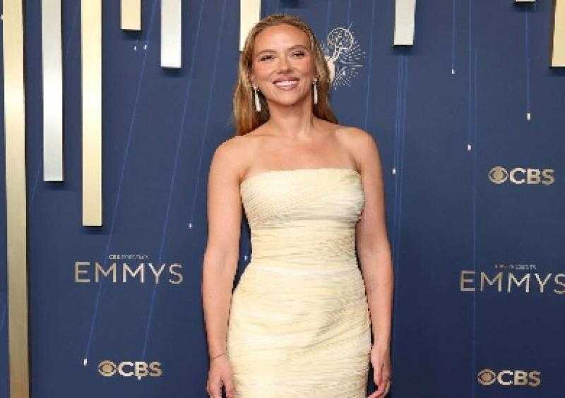 بإطلالة من برادا.. سكارليت جوهانسون تخطف الأنظار في حفل إيمي الـ 77