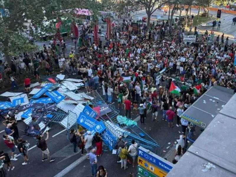 إسبانيا: 100 ألف شخص شاركوا في احتجاج مؤيد للفلسطينيين وأوقف سباق مدريد العالمي