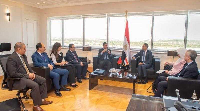 وزير الاستثمار يبحث مع نظيره المغربي تعزيز العلاقات الاقتصادية والتجارية المشتركة