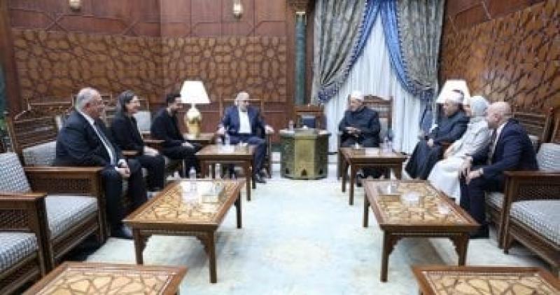 شيخ الأزهر لوفد الشركة المتحدة: مستعدون لإعداد برامج تسهم فى ربط الشباب بالقرآن