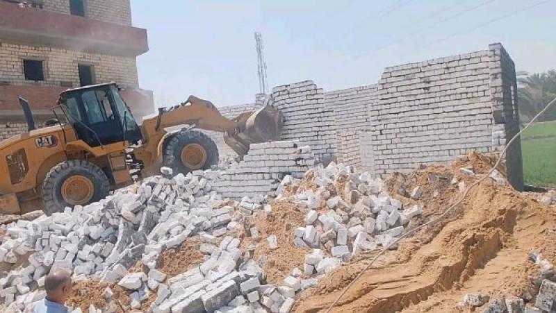 إزالة 3 حالات تعد بالبناء المخالف على الأراضي الزراعية بالشرقية