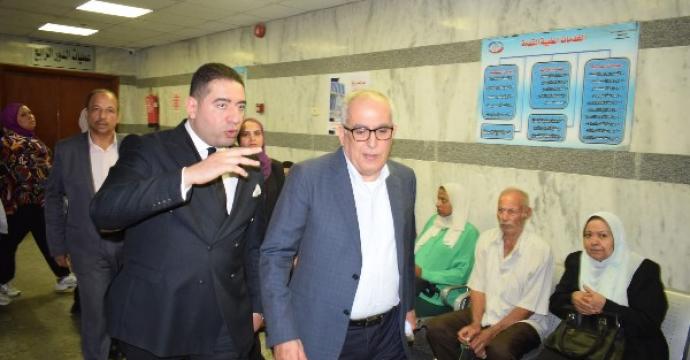 رئيس الهيئة العامة للتأمين الصحي يتفقد مستشفى صيدناوي بالقاهرة