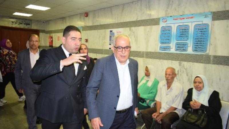 رئيس الهيئة العامة للتأمين الصحي يتفقد مستشفى صيدناوي بالقاهرة