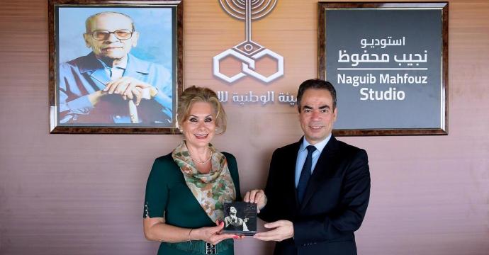 رئيس ”الوطنية للإعلام” يهدي سفيرة المكسيك نسخة من أغاني كوكب الشرق