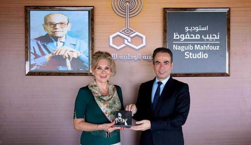 رئيس ”الوطنية للإعلام” يهدي سفيرة المكسيك نسخة من أغاني كوكب الشرق