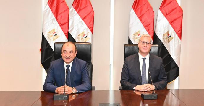 وزيرا قطاع الأعمال والبترول يشهدان توقيع عقد إعادة تأهيل فندق بالعين السخنة