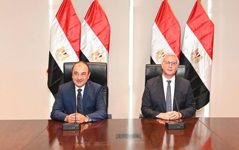 وزيرا قطاع الأعمال والبترول يشهدان توقيع عقد إعادة تأهيل فندق بالعين السخنة