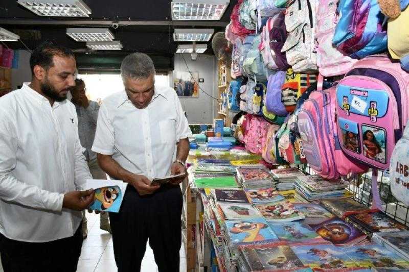 محافظ أسوان يتفقد معرض ”أهلاً مدارس” بكوم أمبو ويوجه بضخ كميات من السلع
