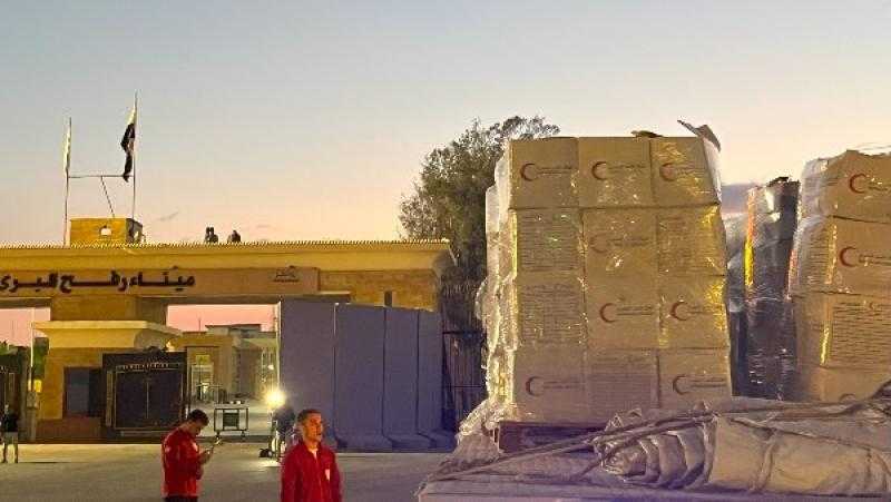 الهلال الأحمر المصري يدفع بـ1700 طن من المساعدات الغذائية والإغاثية إلى غزة