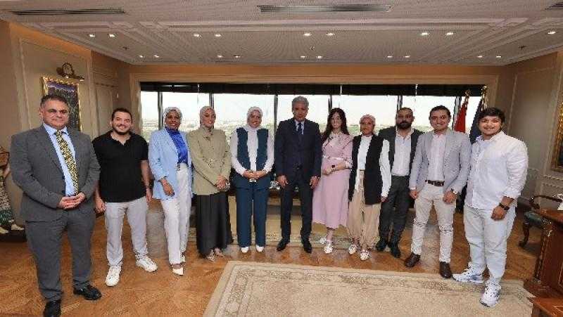 وزير السياحة يلتقي مجموعة من المؤثرين المصريين للمشاركة في حملة ”إحنا مصر”