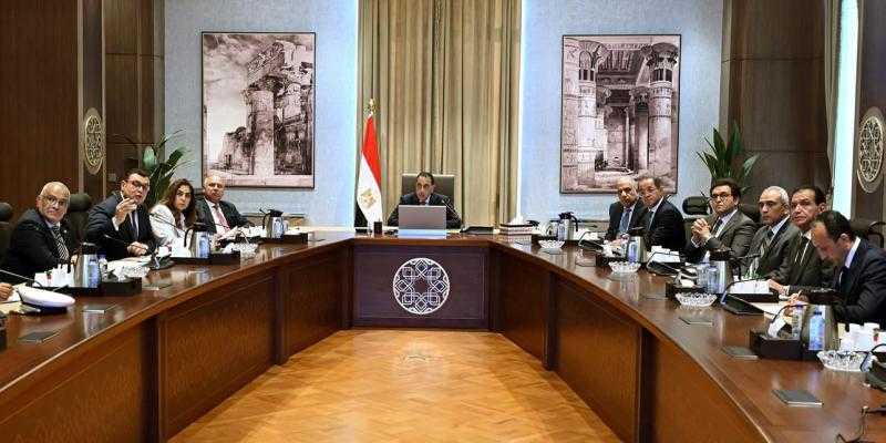رئيس الوزراء يتابع تنفيذ الاشتراطات والضوابط والمعايير الخاصة بالإعلانات على الطرق العامة والمحاور