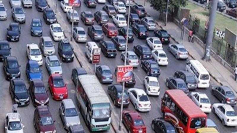 كثافات مرورية متحركة وتباطؤ في حركة السيارات بأغلب طرق القاهرة والجيزة
