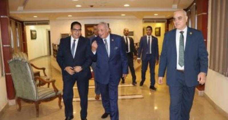 رئيس جامعة القاهرة وأمين عام مجلس الدفاع الوطني يشهدان حفل ختام التدريب الصيفي