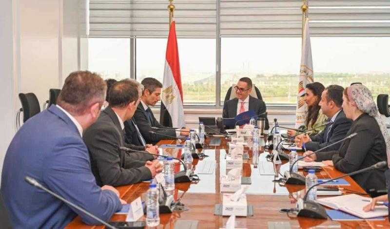 وزير الاستثمار يبحث سبل تعزيز توجه الدولة نحو الاقتصاد الأخضر والاستدامة البيئية