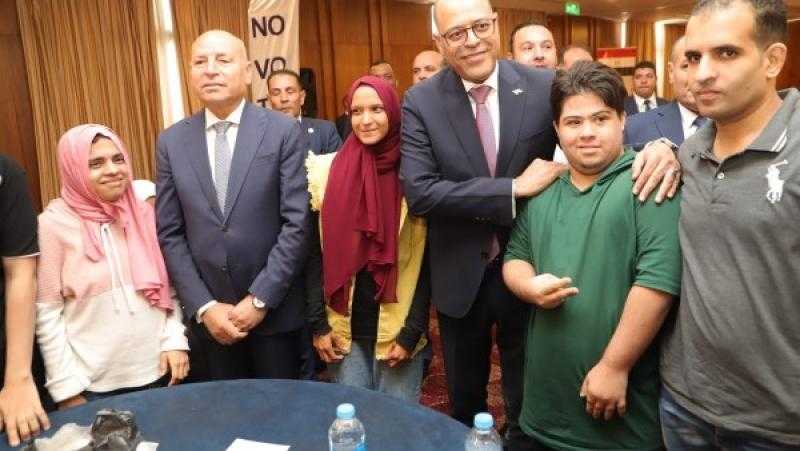 تسليم 100 عقد عمل جديد لذوي همم بالقاهرة