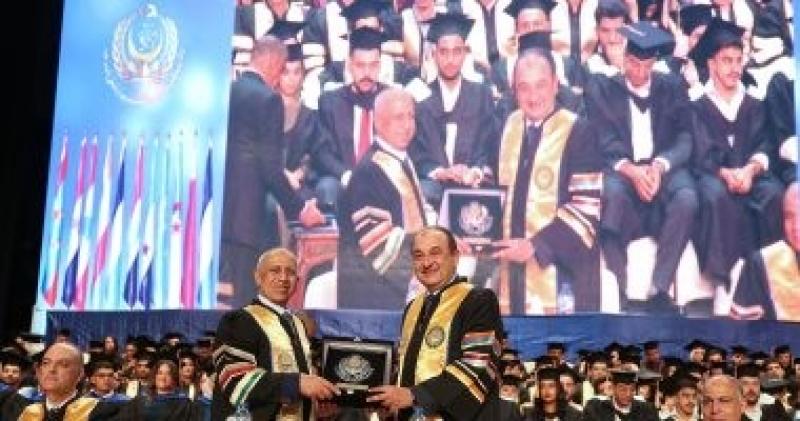 وزير قطاع الأعمال العام يشهد حفل تخرج دفعة جديدة من طلبة البكالوريوس بالأكاديمية العربية