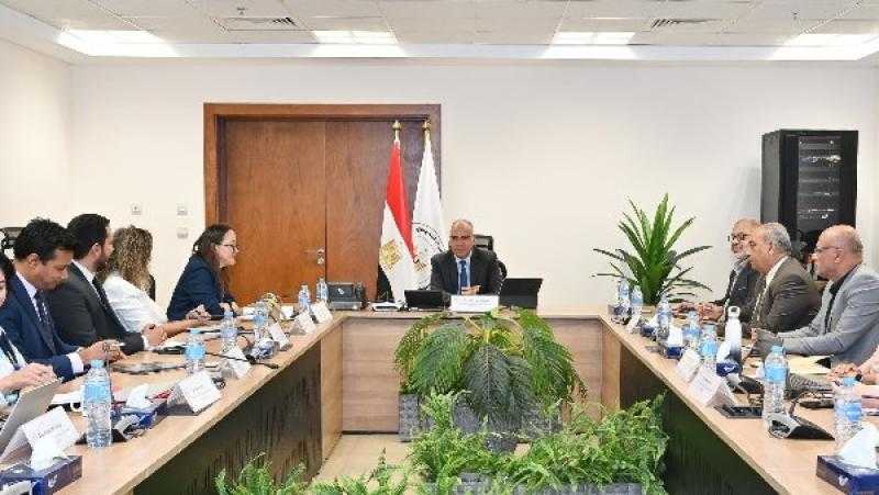 وزير الري يبحث إعادة تأهيل محطات الرفع مع بنك التنمية والاعمار الأوروبي
