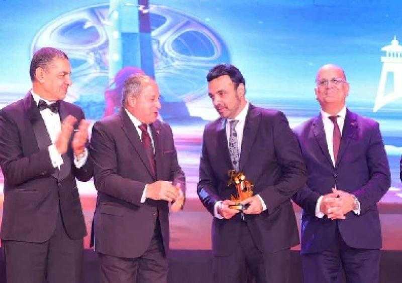 عمرو محمود ياسين يتسلم تكريم والده في مهرجان بورسعيد السينمائي