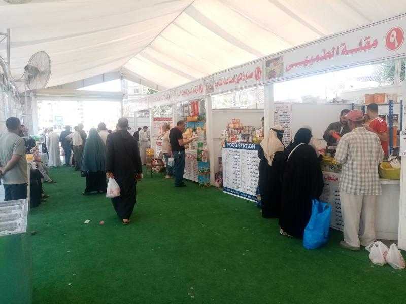 إقبال على المعرض الدائم للسلع الغذائية بشارع قناة السويس بالمنصورة