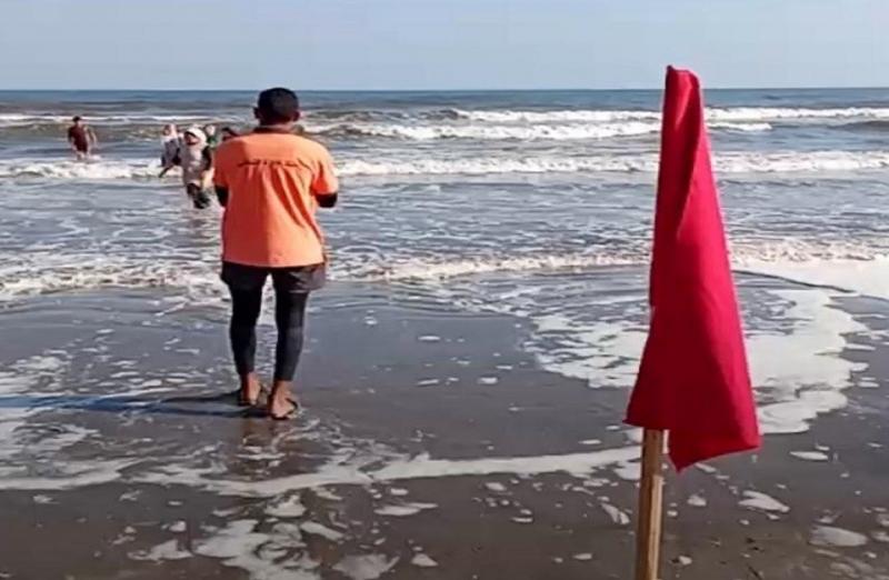 رفع الرايات الحمراء على شواطئ بورسعيد لارتفاع الأمواج