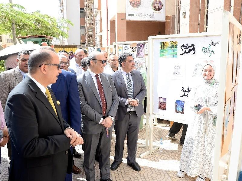 جولة لرئيس جامعة المنصورة لاستقبال الطلاب في أول أيام العام الدراسي الجديد