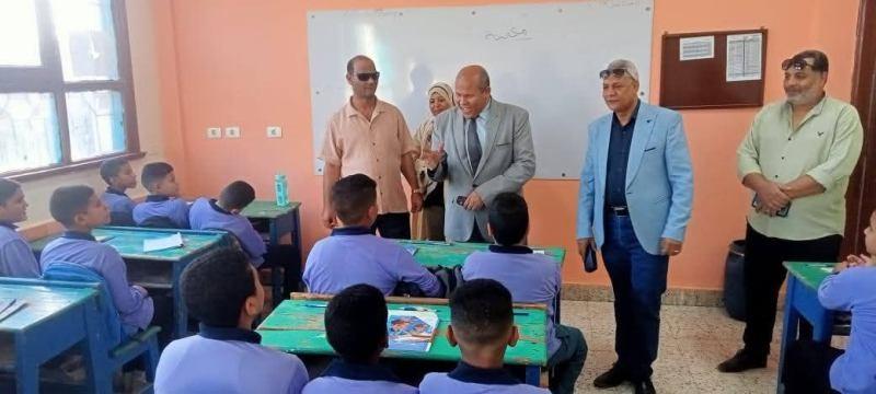 تعليم سوهاج: تسليم الكتب وسد العجز وتطبيق لائحة الانضباط