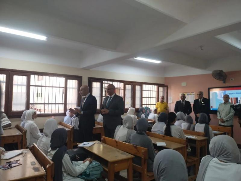 خلال زيارته المفاجأة لمدارس القليوبية.. وزير التعليم: تطبيق مادة البرمجة لأولى ثانوى