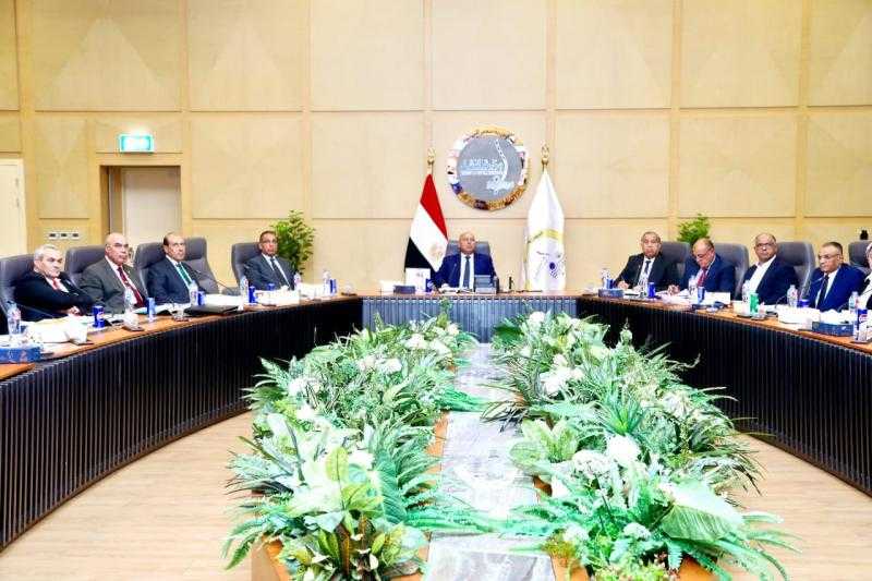 وزير الصناعة يترأس اجتماع الجمعية العامة للقابضة لمشروعات الطرق والكباري والنقل البري