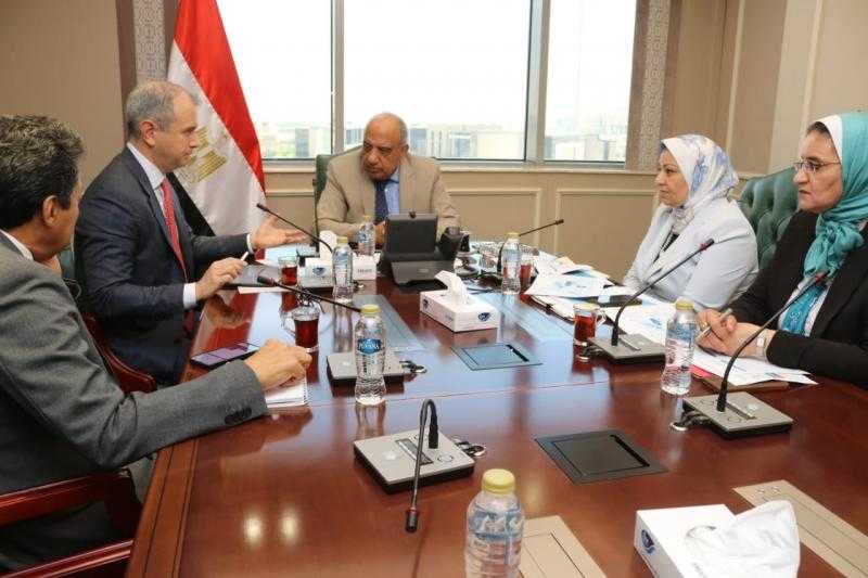 وزير الكهرباء يبحث مع الكازار الإماراتية تعزيز التعاون وزيادة الاستثمارات في مجالات الطاقة المتجددة