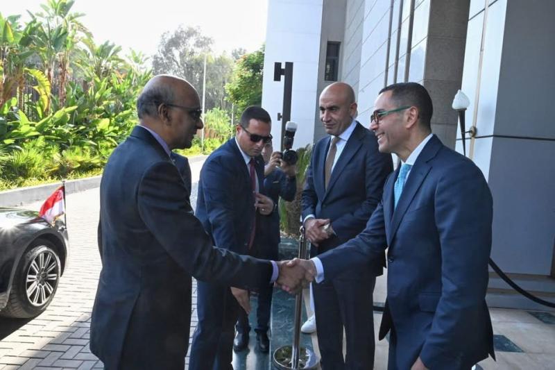 وزير الاستثمار يلتقي رئيس جمهورية سنغافورة على هامش منتدى الأعمال المصري–السنغافوري