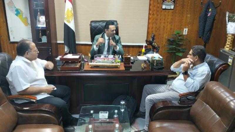 وكيل صحة سوهاج يبحث زيادة عدد أسِرة العناية المركزة