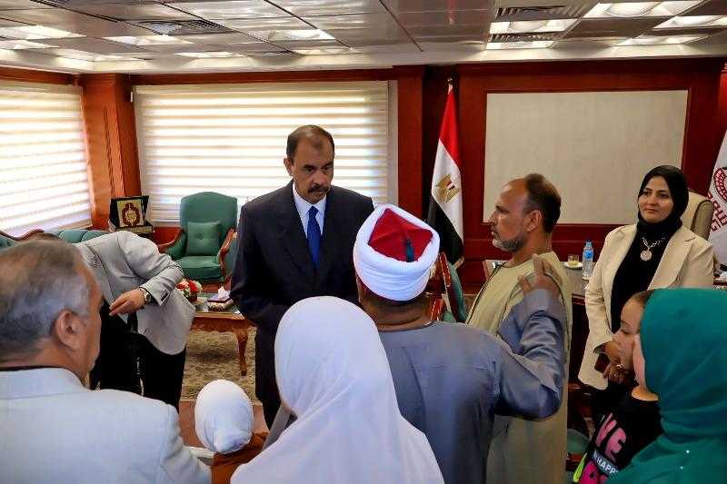 محافظ سوهاج يكرم الطالبة الأولى في الإعدادية الأزهرية للمكفوفين
