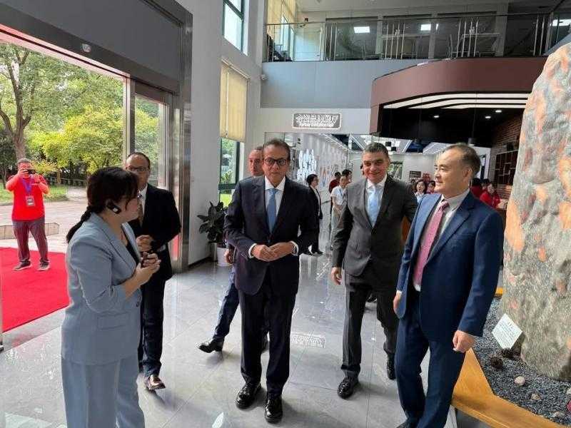 وزير الصحة يزور مصنع «Runyes» في الصين لبحث توطين صناعة معدات طب الأسنان