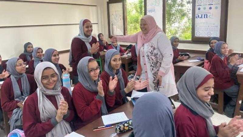 رئيس الإدارة المركزية لمدارس التعليم الفني تتفقد مدارس السويس وتتابع تسليم الكتب