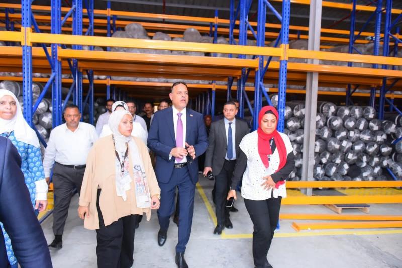 وزير العمل يختتم جولته في السويس بزيارة شركة بلازا لصناعة الملابس الجاهزة