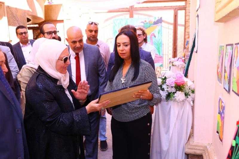 وزيرة التضامن تتفقد أكاديمية ألزهايمر ووحدة ”الرعاية عن بعد” .. وتفتتح معرضًا فنيًا لإبداعات كبار السن