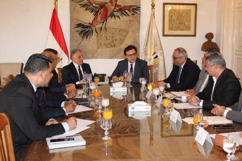 وزير الثقافة ومحافظ الإسماعيلية يبحثان ترتيبات الاحتفال بعام أم كلثوم والمهرجان الدولي للفنون الشعبية
