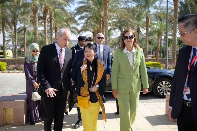 سيدة سنغافورة الأولى تزور حرم الجامعة الأمريكية بالقاهرة الجديدة