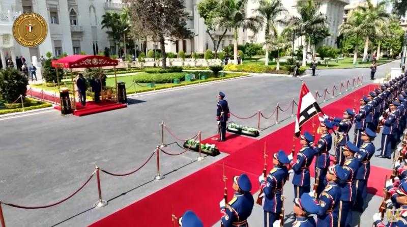 الرئيس السيسي ونظيره الرواندي يستعرضان حرس الشرف بقصر الاتحادية
