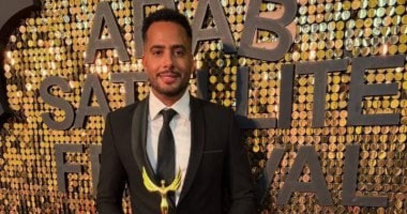 عصام السقا يحتفل بفوزه بجائزة مهرجان الفضائيات العربية