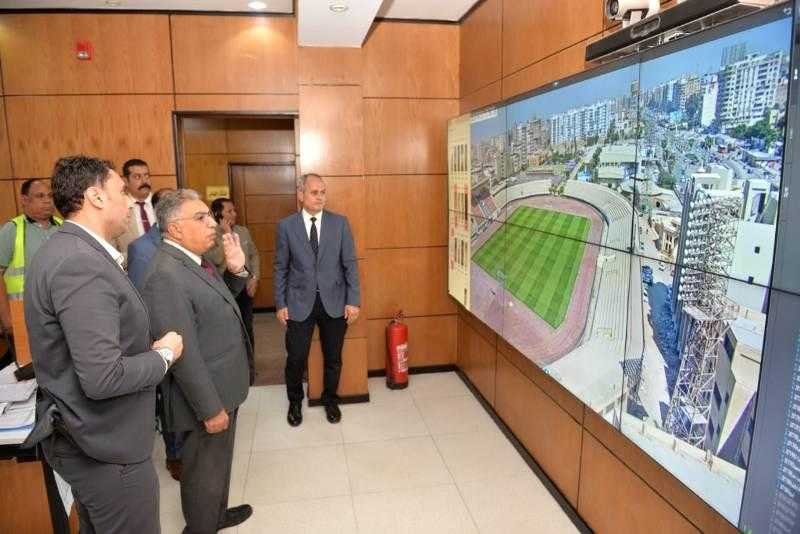 محافظ الدقهلية يتابع من داخل الشبكة الوطنية للطوارئ جهود المتابعة اليومية للشوارع والميادين بالمنصورة