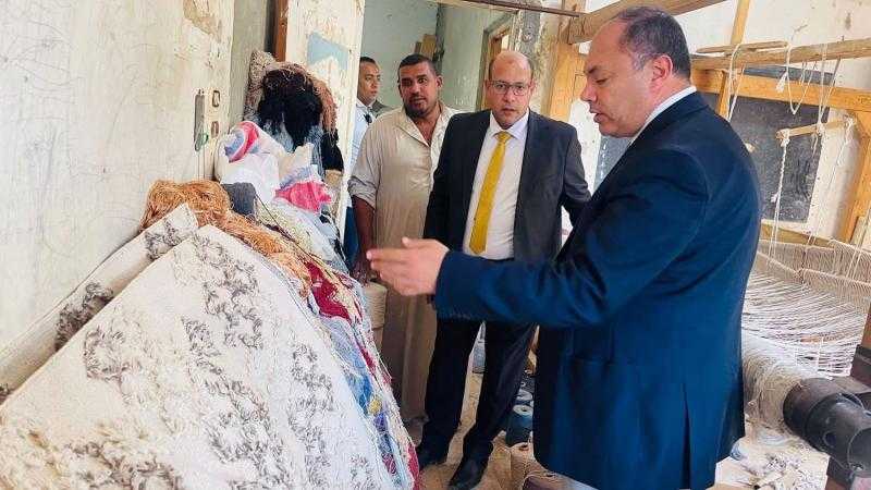 رئيس هيئة تنمية الصعيد يتفقد المجمع الحرفي بقرية دسيا بالفيوم