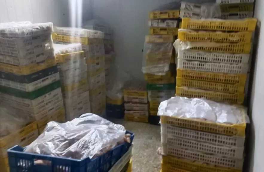 غلق وتشميع محل دواجن لضبط أغذية فاسدة بالجيزة